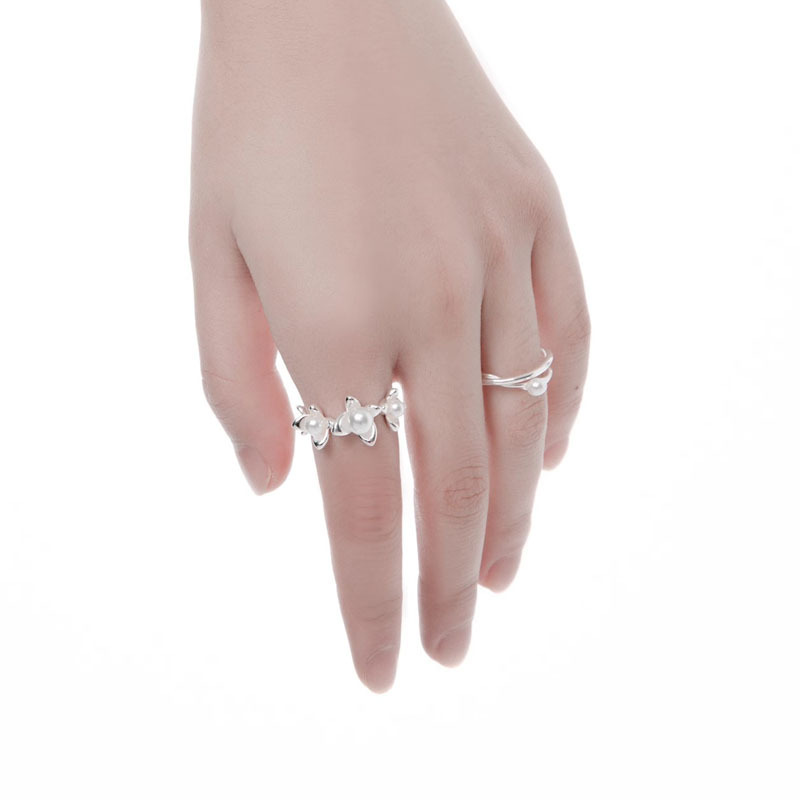 A niche design with a high-end pearl opening ring, a women's hollowed-out ins light luxury fashion cold style butterfly index finger ring Application Scenario