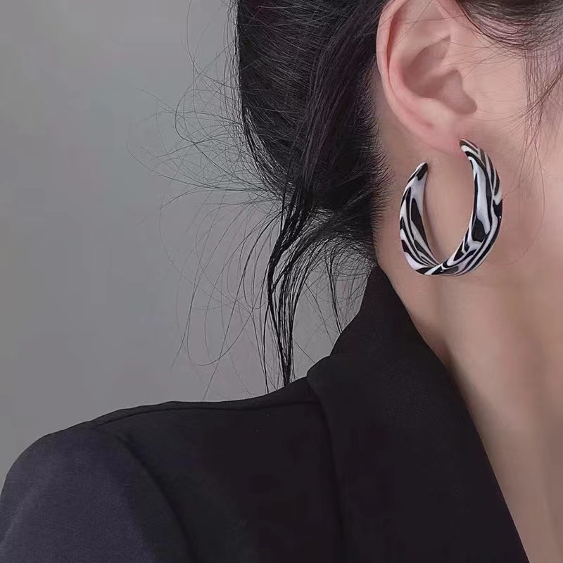European and American zebra-patterned C-shaped earrings, a trendy semi-round ear ring for women on Instagram, a new versatile ear accessory from 2025 details Picture