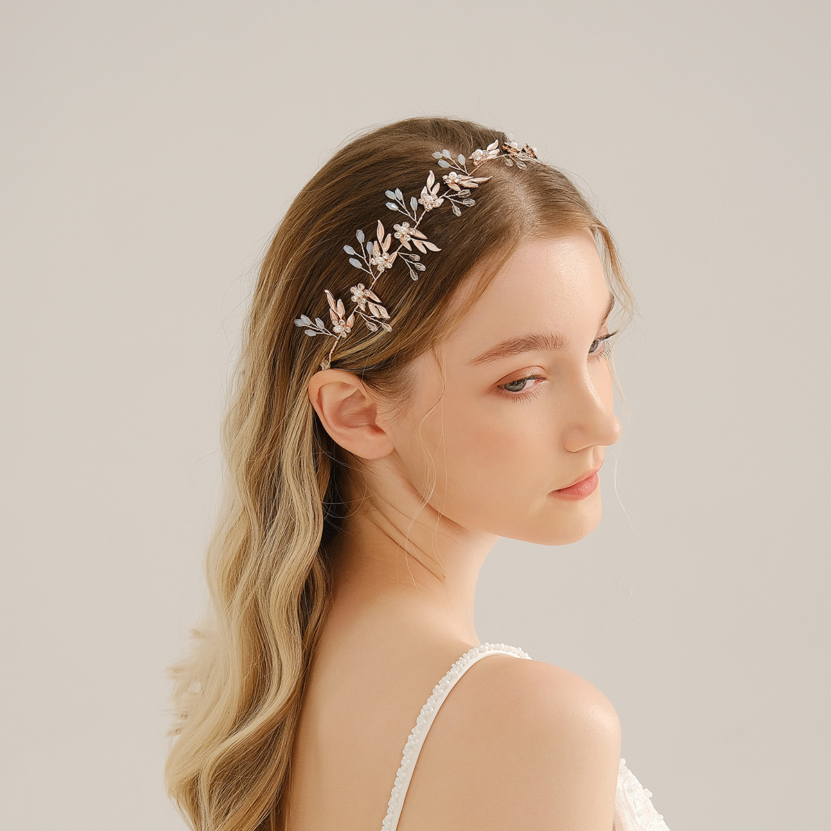Japanese and Korean forest-themed bridal hair accessories, versatile wedding gowns and evening gowns, leaf brined hair headbands, beautiful handcrafted jelly diamond hair bands full figure