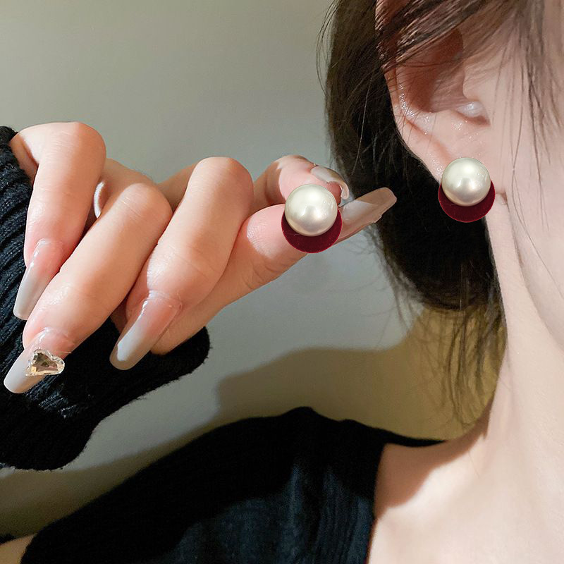 The new round pearl flocked stud earrings for women in 2025 are a hit in autumn and winter. They are elegant, niche and retro design earrings details Picture