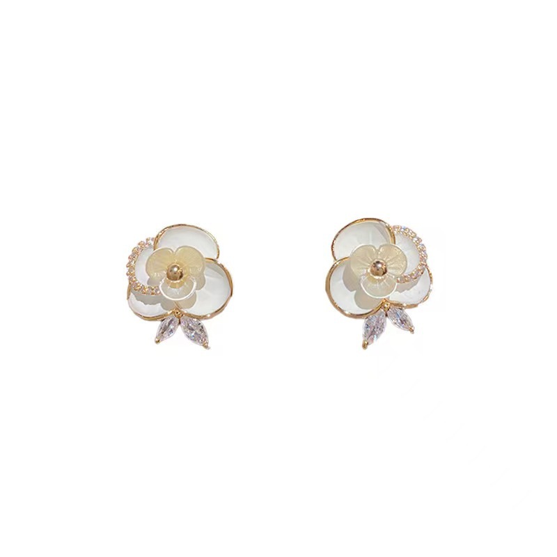 The new sweet and elegant floral stud earrings from 925 Japan and South Korea are a trendy, gentle and versatile design for women on Instagram. They are forest-themed earrings Item Picture