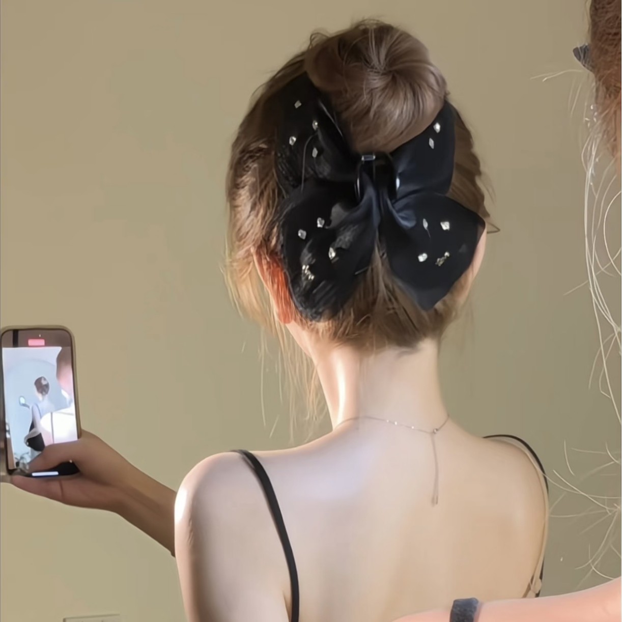 The new chiffon butterfly high-end headwear and hair accessory for women features a French retro and simple style. The solid color of the mesh fabric exudes a super ethereal French charm Application Scenario