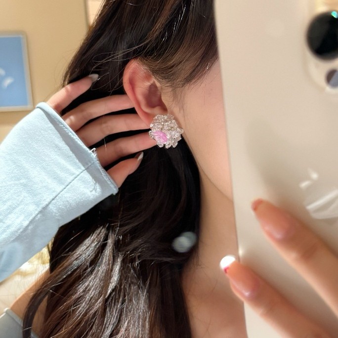 Super beautiful! Ice-transparent crystal beaded stud earrings, feminine and niche flower earrings, artistic summer vacation earrings details Picture