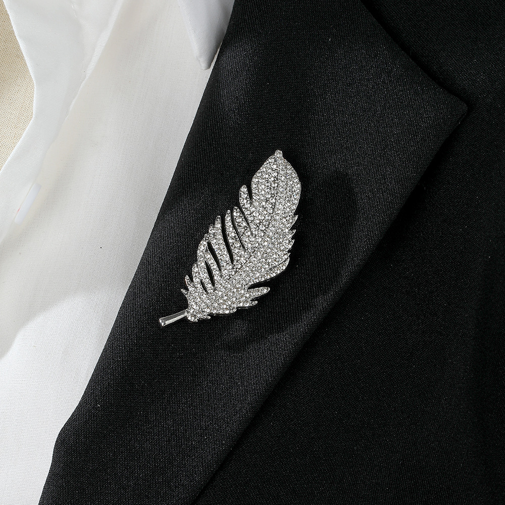 Cross-border European and American style diamond-encrusted exquisite feather brooch, light luxury and high-end feel, ins style fashionable sweater and suit pin Application Scenario