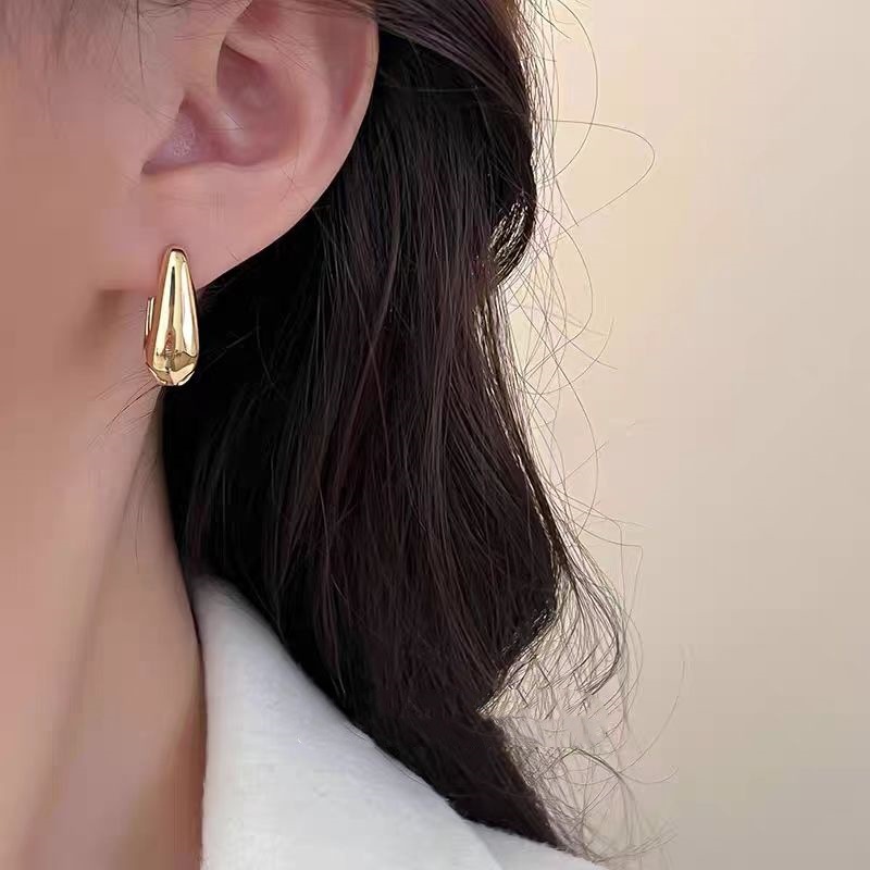 French gold teardrop earrings for women, a niche design with a sense of sophistication and a cold style, unique and elegant ear buckles and earrings Application Scenario