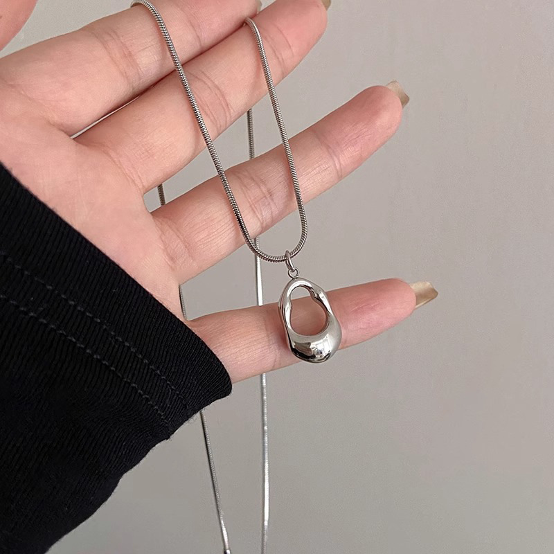 The hollowed-out water drop necklace is a simple French style for women's daily commuting and versatile. It features a collarbone chain with a light luxury design and a sweater chain details Picture