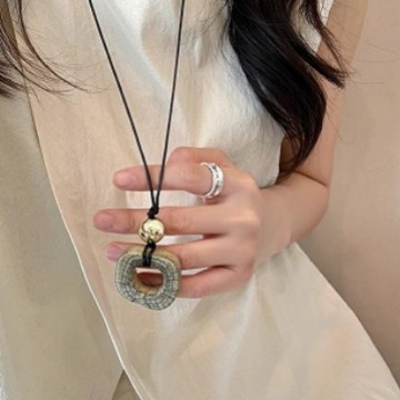 A niche design sense geometric square long pendant necklace for women, simple ethnic style, retro and versatile neck chain, collarbone chain Specification drawing