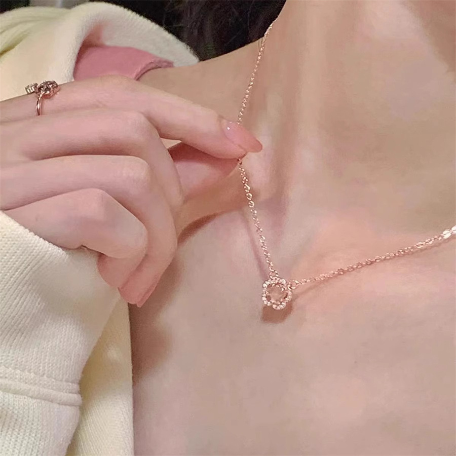 Romantic Zircon cherry blossom necklace for women, new light luxury peach blossom pendant collarbone chain, niche high-end feel, versatile necklace trend Specification drawing