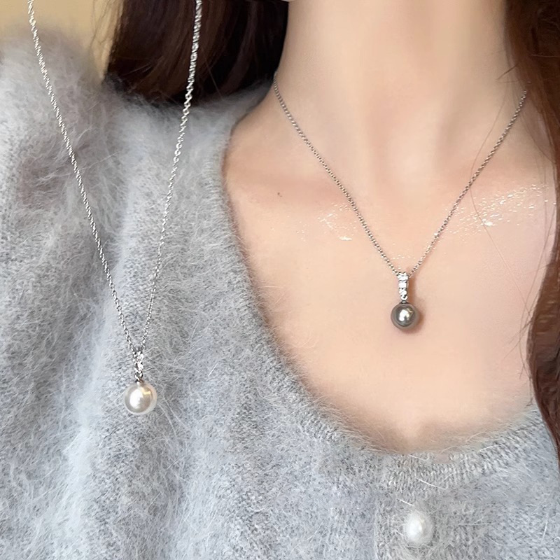 A gentle grey pearl zircon pendant necklace with a cold, luxurious and niche design on Instagram. A sweater collarbone chain full figure