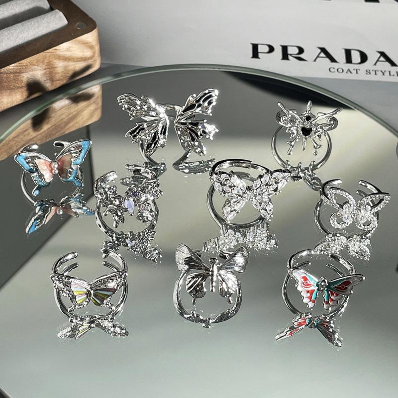 Punk, irregularly shaped butterfly ring, a cold and cool female style, sweet and hot girl, versatile, niche and fashionable index finger ring Application Scenario