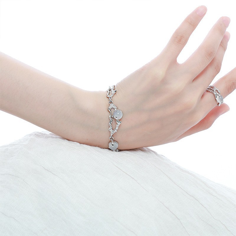 This is a niche design of a white agate ring with an opening for the index finger that can be adjusted. It has a cool style and is highly fashionable and versatile. It's suitable for women on Instagram Specification drawing