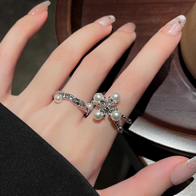 The 2023 new retro French pearl ring features a niche design, fashionable and individualistic index finger ring with an open opening and a high-end feel full figure