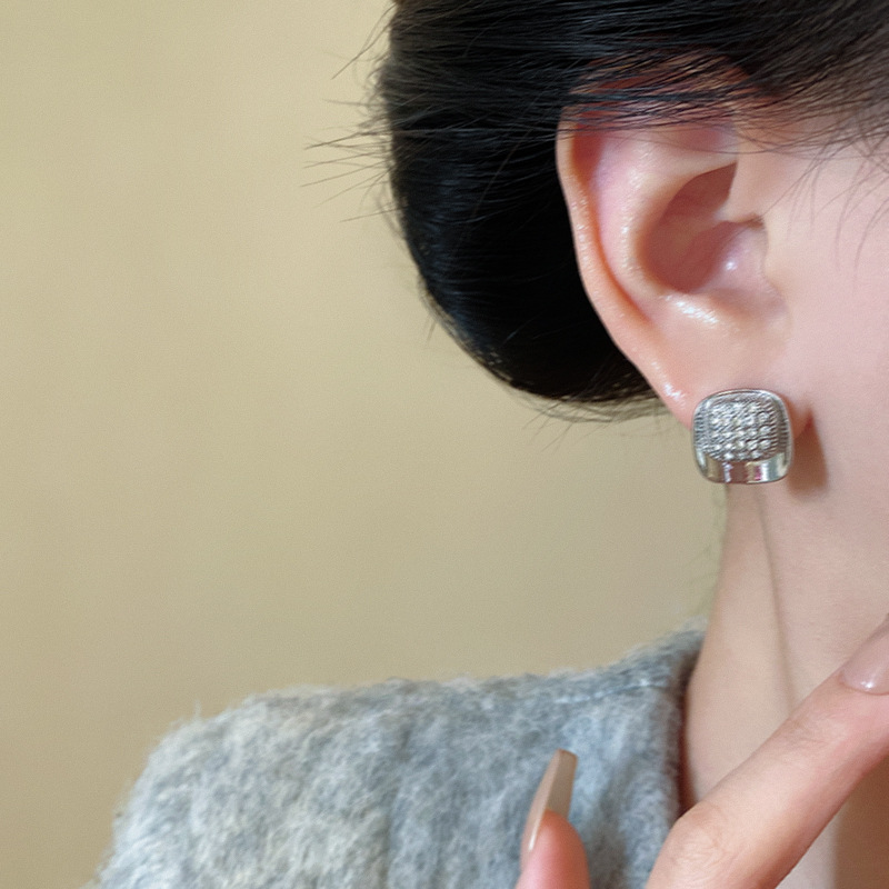 Light luxury and exquisite zircon double-layer square stud earrings for women, versatile, high-end and personalized, trendy earrings, fashionable and elegant earrings Application Scenario