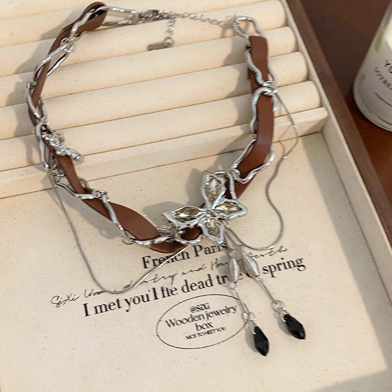 Maillard Heavy Industries butterfly tassel necklace for girls, sweet, cool and hot girl, retro choker style collarbone chain necklace Application Scenario