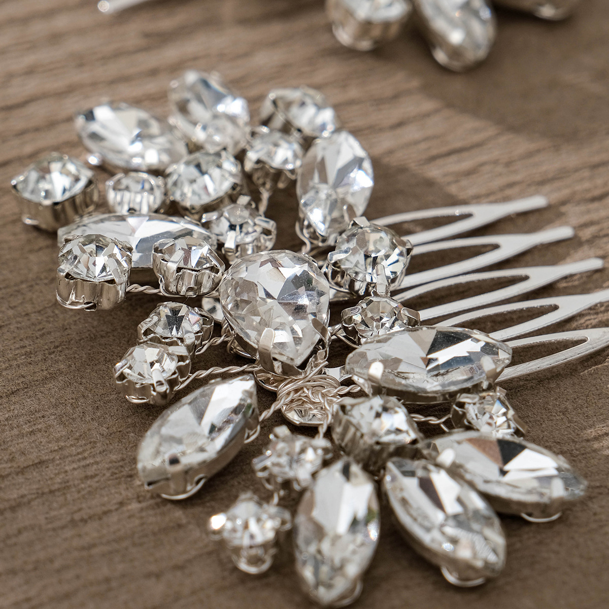 European-style new hair accessory with full diamonds, bride's hair accessory, studio decoration, upside-down comb set, updo hair accessory Application Scenario