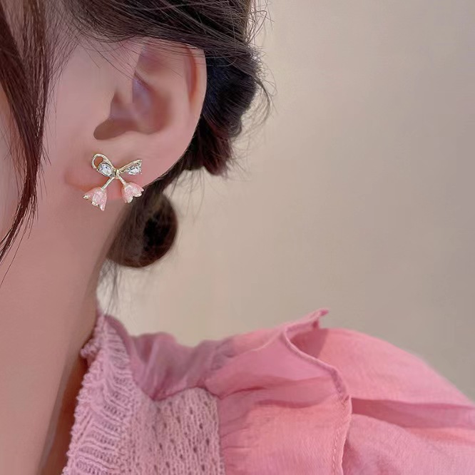 Flower stud earrings for women in autumn and winter, with a unique design sense, high-end and light luxury earrings. Forest-themed fairy beauty earrings, elegant and noble lady earrings details Picture