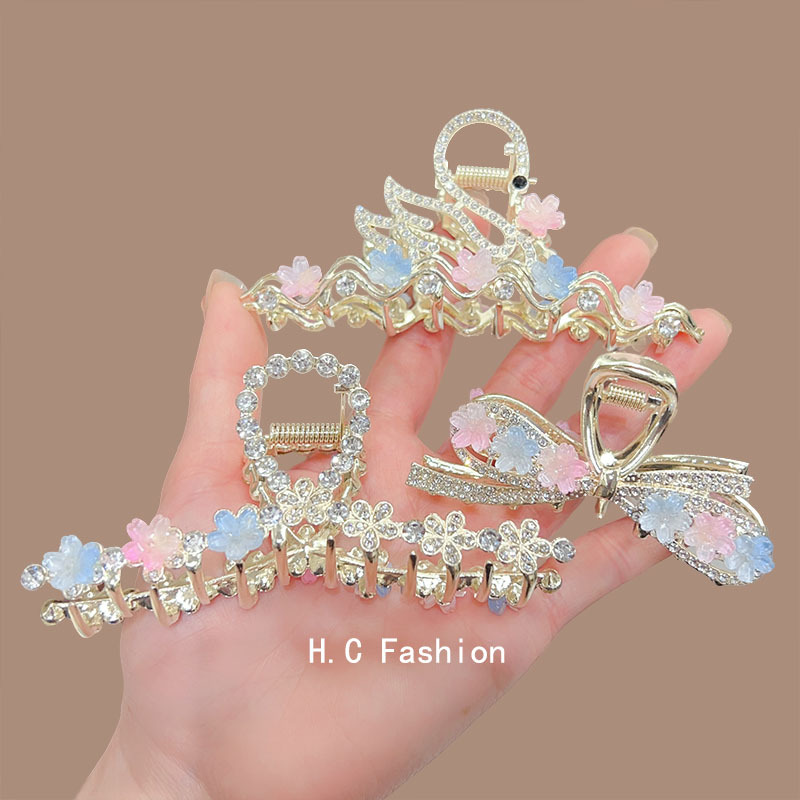 A new, elegant and sophisticated flower-shaped hairpin with a shark clip and a large female hairpin at the back of the head details Picture