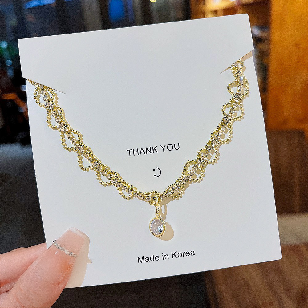 A new Korean fashion and versatile, light luxury necklace with a simple and elegant design. It is a new type of collarbone chain accessory and pearl necklace full figure