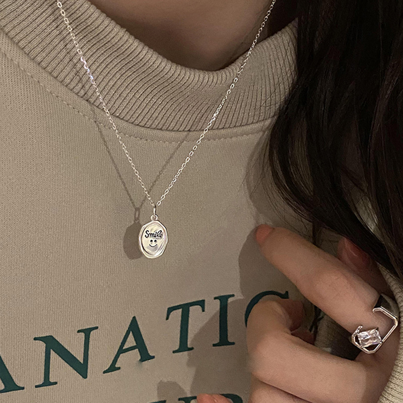 Simple and niche oval-shaped smiling silver sweater necklace, 2023 new style, versatile and stylish layering necklace, ins full figure