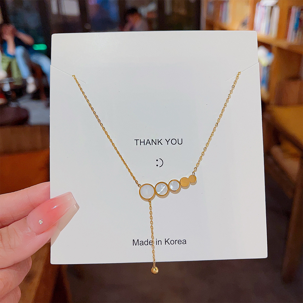This sweet Japanese and Korean metal mother-of-pearl titanium steel tassel necklace is a niche design for women. It features a cool and cool collarbone chain in autumn and winter Specification drawing