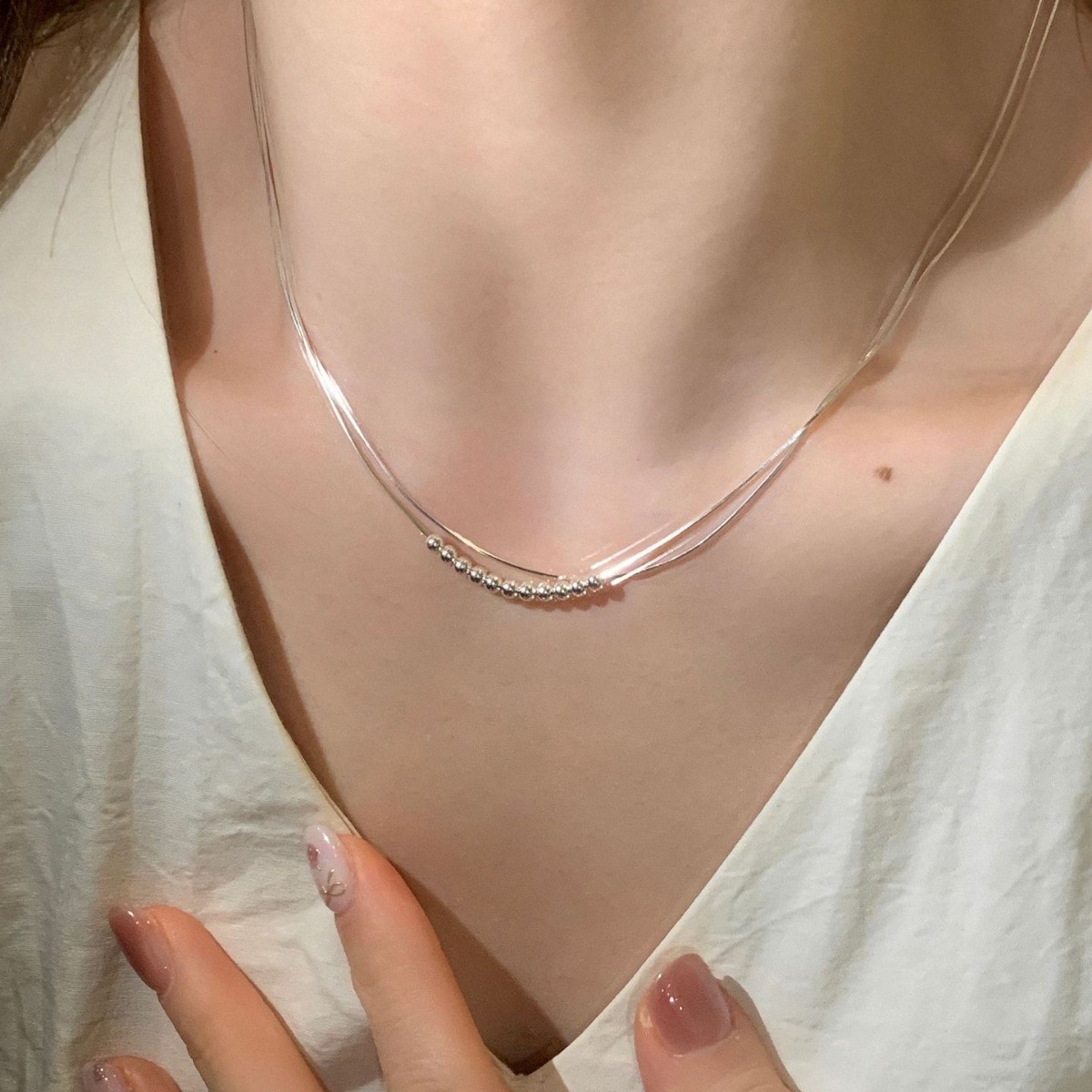 This simple double-layer round bead metal necklace exudes a unique, individualistic, fashionable and versatile charm. It features a collarbone chain design Specification drawing