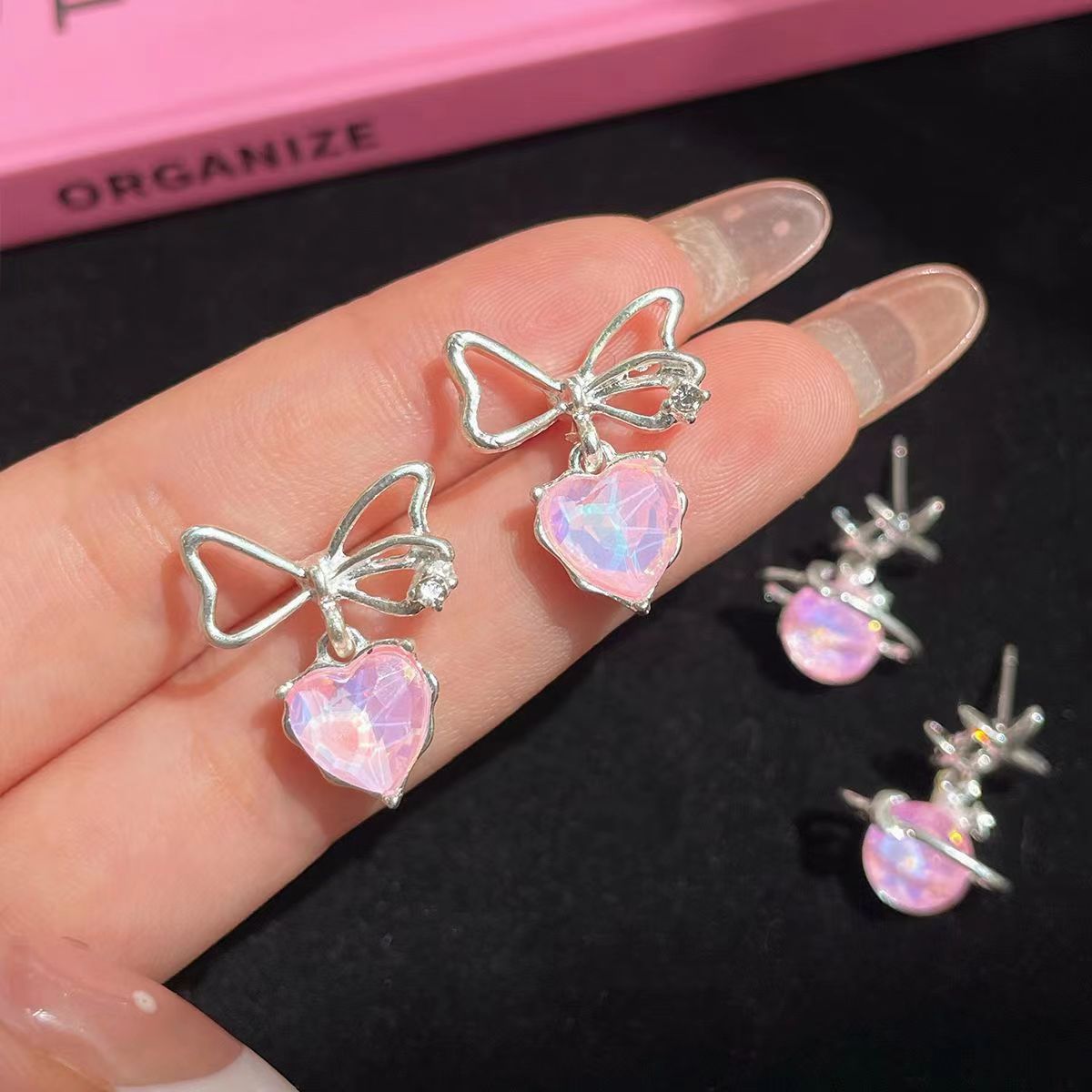 A niche, sweet and cool, stylish pink bow stud earrings for women on Instagram, trendy aurora pink planet earrings, sweet and versatile earrings Specification drawing