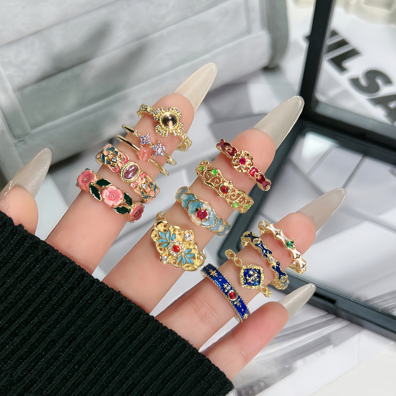 This is a sweet and cool retro lace ring with a national trend style and enamel drop glaze. It is a delicate index finger ring with a unique feminine charm and a touch of light luxury and sophistication details Picture