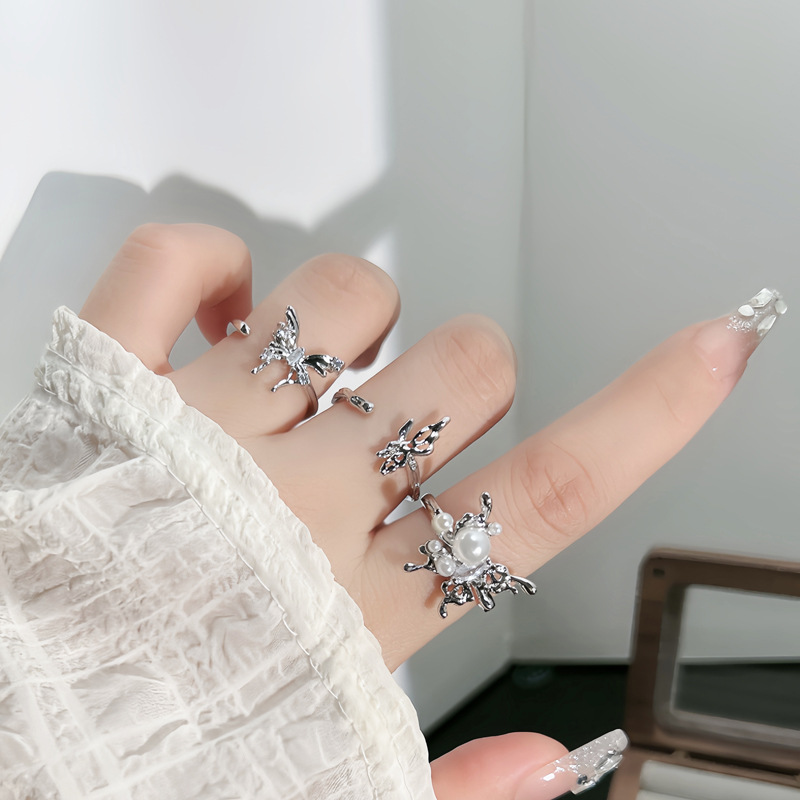 This high-end retro irregular butterfly opening ring is a unique and niche design for women, with a touch of individuality, light luxury and versatility Application Scenario
