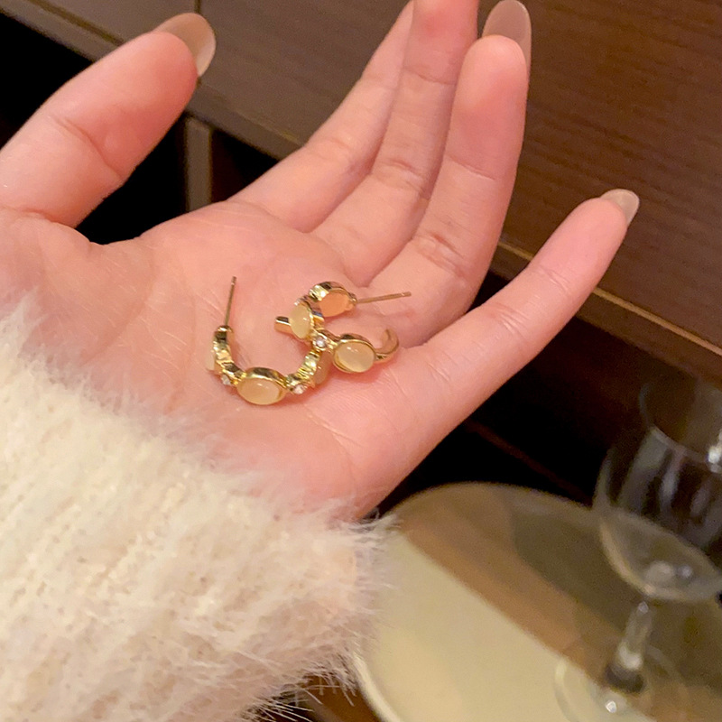 The stylish cat's eye stone ear studs from Dongdaemun, South Korea, are a high-end design for women. The C-shaped earrings are fashionable and popular, as well as personalized earrings Specification drawing