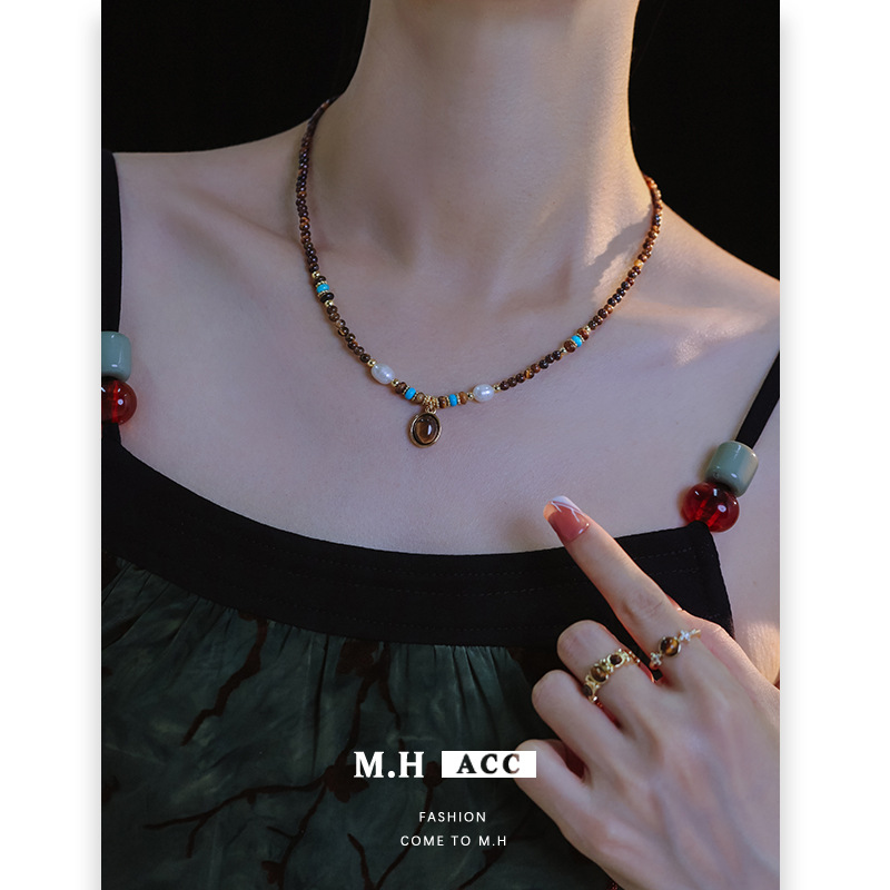 Maillard's niche design retro tiger's eye pendant necklace for women is elegant and versatile, with a light luxury and high-end feel. It's a collarbone chain full figure