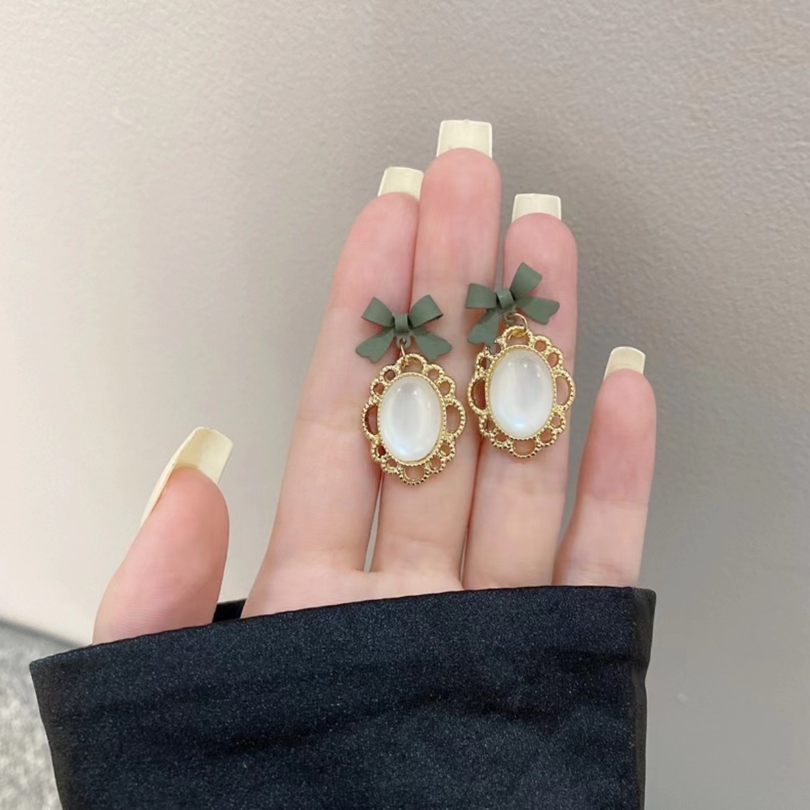 The new s925 French retro Baroque bow earrings exude a trendy feminine charm and are a high-end earring accessory that has become a social media sensation Specification drawing