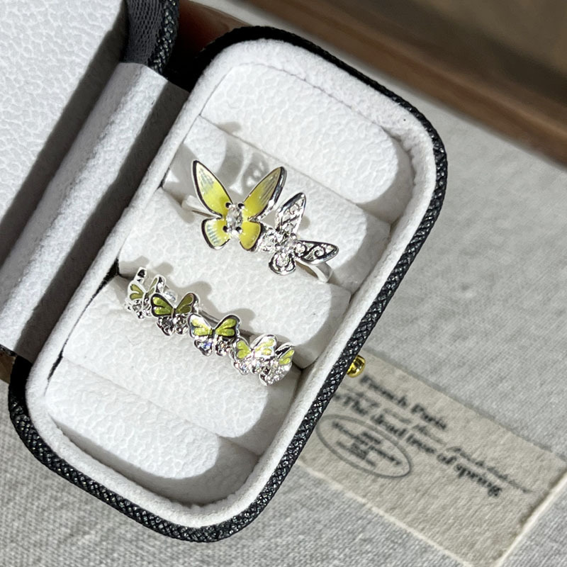 A fresh and unique summer street style with a yellow drip glaze butterfly, exuding a sense of fashion and sophistication. The open ring is exquisitely layered and worn by a woman Specification drawing
