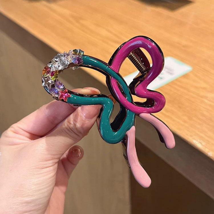 Original design dopamine water diamond bow hair clip, high-end and exquisite grappling clip, Korean diamond-encruted updo shark clip Application Scenario