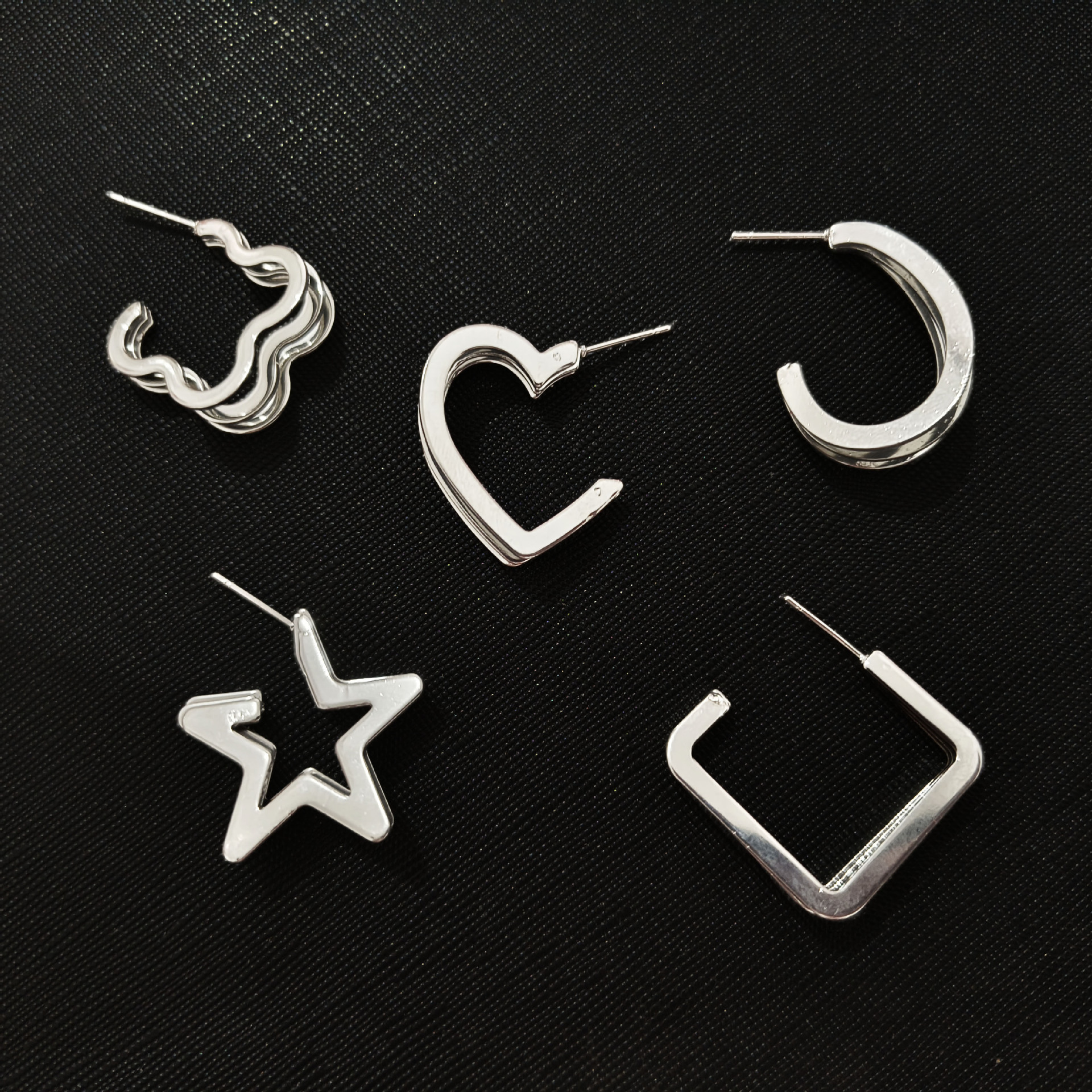Hong Kong-style retro high-end hollowed-out three-layer wave earrings, Korean-style, simple and versatile earrings with a Korean design sense full figure