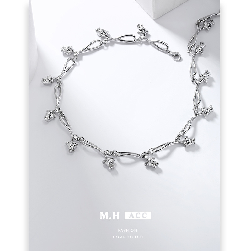 A high-end rose necklace with a cold and elegant ins style, a simple and elegant collarbone chain, a versatile lady's commuting accessory Specification drawing