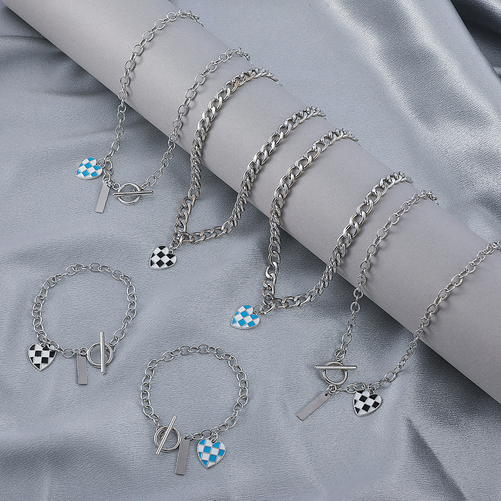 Korean cold and simple heart-shaped checkered pendant necklace, a niche design, sweet and cool heart-shaped checkered bracelet set Specification drawing