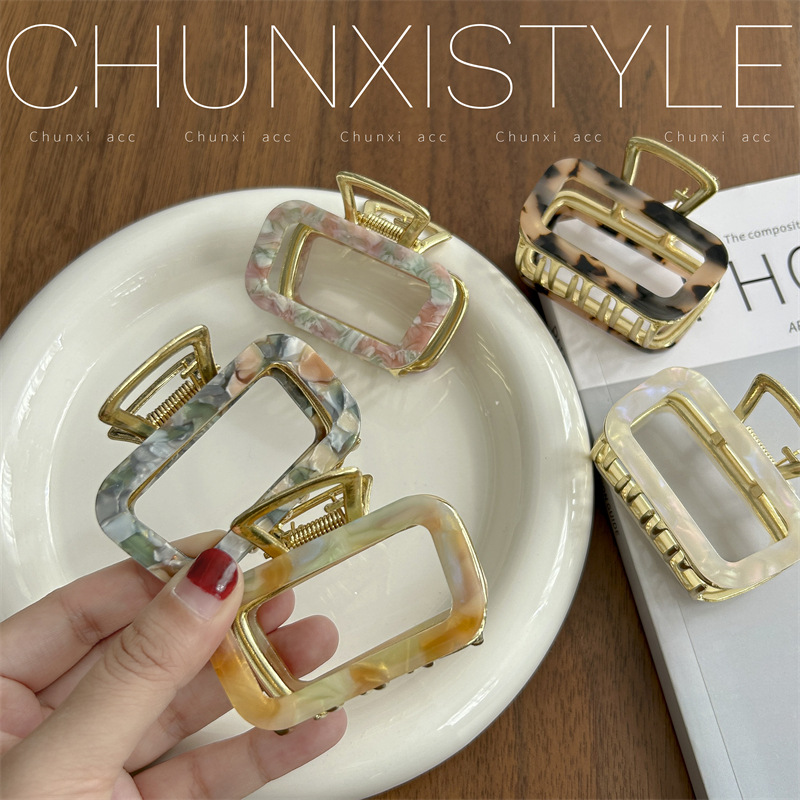 High-grade acetic acid + alloy ~ Simple square grab clip, shark clip, medium-sized hair clip, back head coil hair clip, children's hair accessory Application Scenario