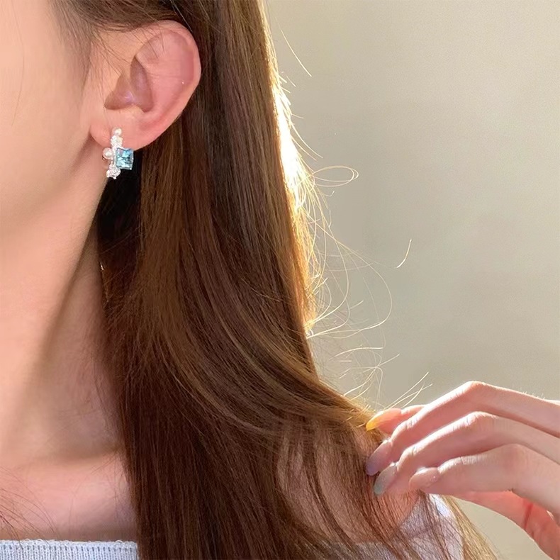 Spring and summer super shiny blue square sugar stud earrings, high-end and light luxury style, pearl earrings, unique and niche C-ring earrings for women Specification drawing
