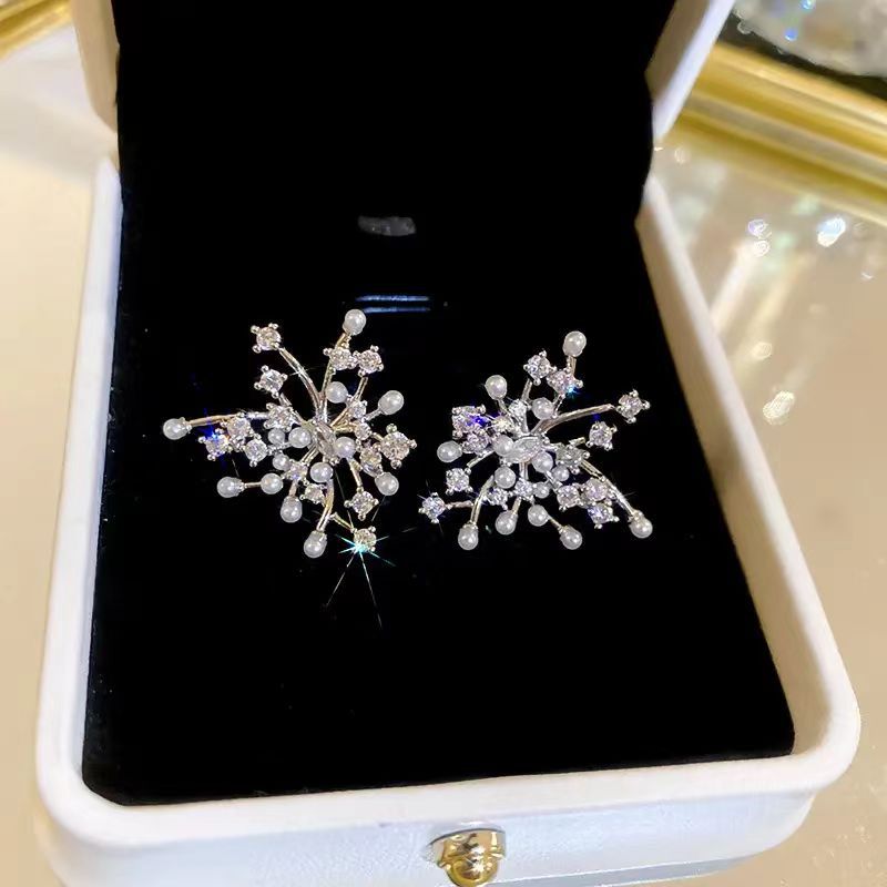 The Nebula pearl stud earrings, the same style as Liu Yifei's, exude a sense of high-end luxury and a touch of light elegance. They are a new bestseller for women in 2025 Application Scenario
