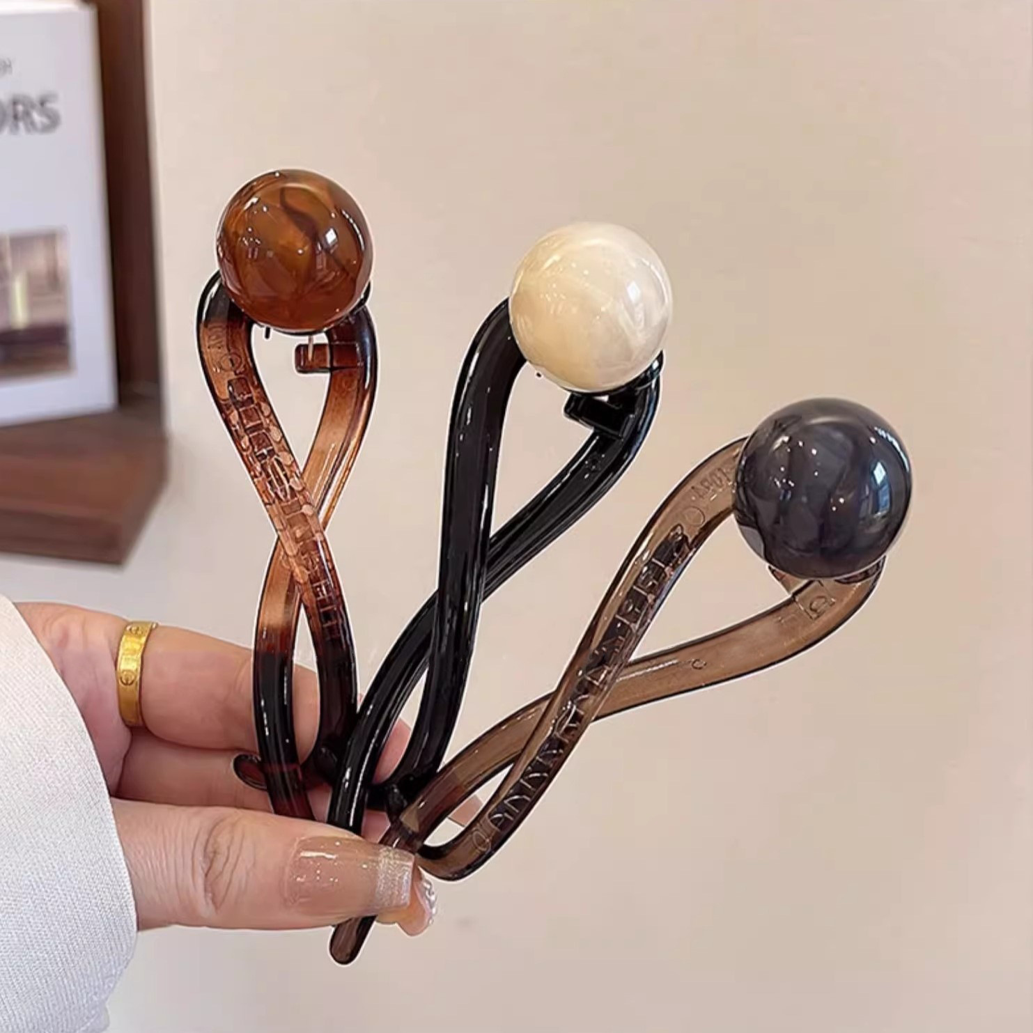 High-end retro pearl one-piece hairpin for women, 2025 new style, elegant twist hair clip at the back of the head, a stylish headwear details Picture