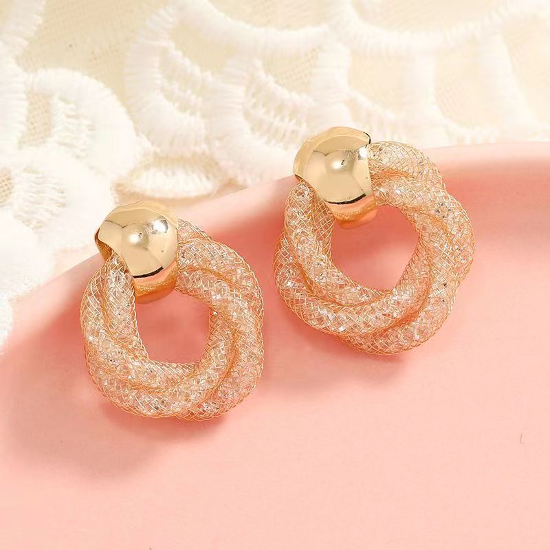 Metal European and American style sparkling diamond twist ear rings, light luxury, niche and versatile design sense earrings, fashionable and high-end earrings Application Scenario