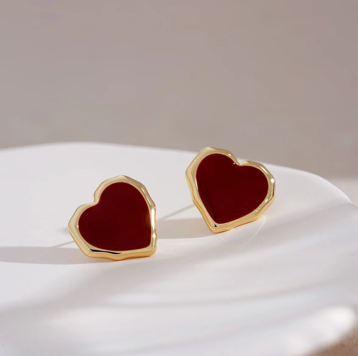 The Ankela red glazed heart-shaped stud earrings are a trendy girl's ins niche design, stylish and versatile earrings and earrings Application Scenario