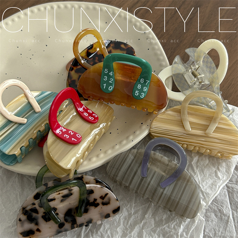 This stylish and versatile small bag clip is the same as the one from Dongdaemun Acetate in South Korea, featuring the side clip of the hairpin at the back of the head details Picture
