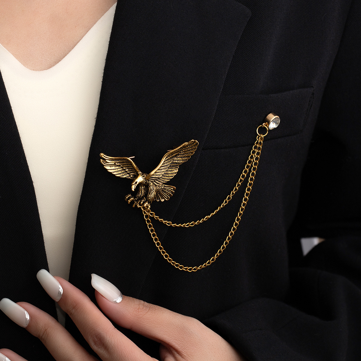 European and American retro, powerful eagle men's high-end suit brooch, simple wing metal tassels, high-end sense chest decoration full figure