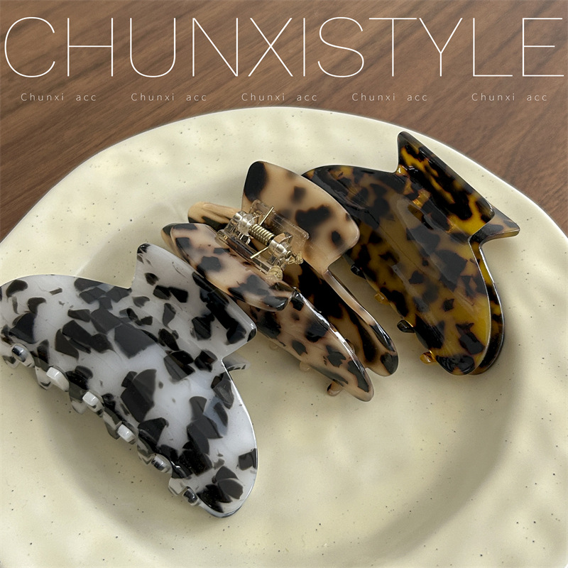 European and American hair accessories, female export hair clips, black and white checkered top clips, large acetate Amazon grabbers, back of the head hair grabbers Application Scenario