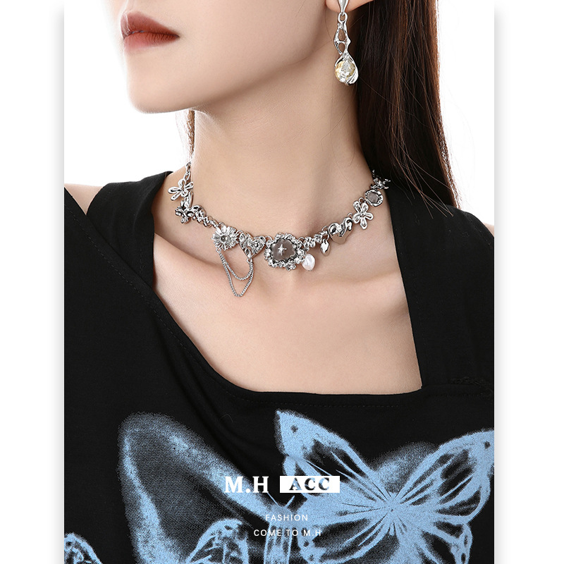 The 2023 new liquid silver flower necklace for women is an irregular, fashionable and unique collarbone chain. It is an exquisite, high-quality and versatile necklace details Picture