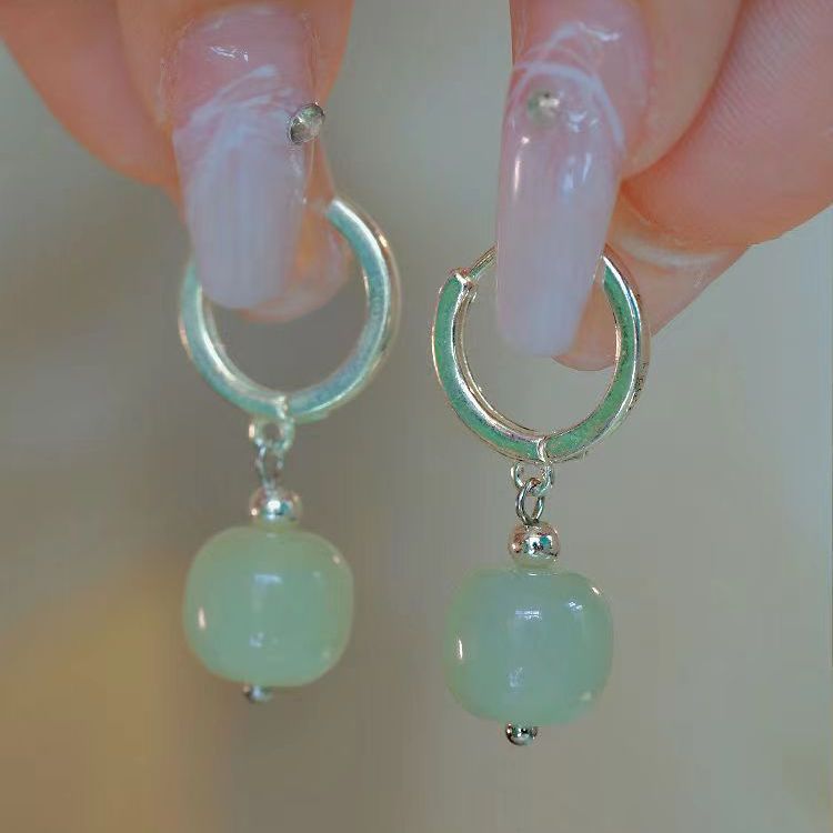 New Chinese-style anti-Hetian jade ear studs for women, simple and versatile, gentle and elegant style, small, fresh and artistic earrings full figure