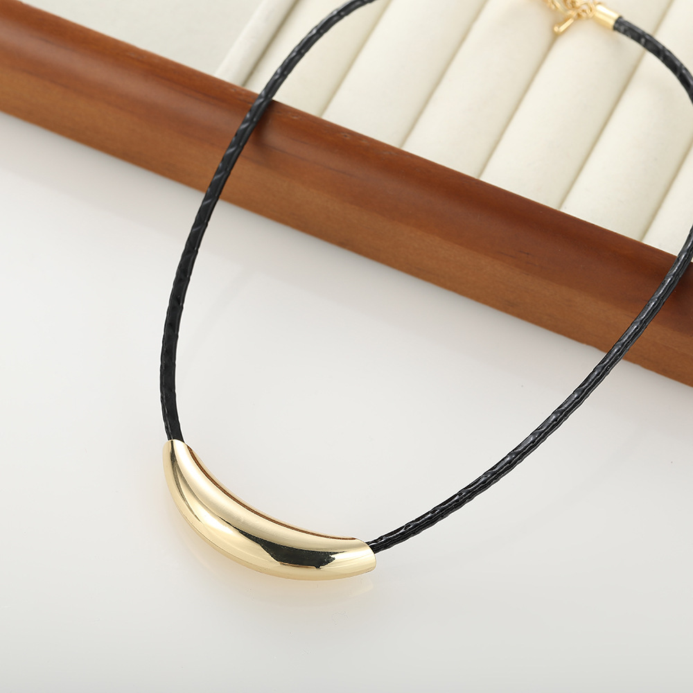 New European and American style leather rope necklace, fashionable and elegant, niche geometric item hip-hop pendant collarbone chain wholesale full figure