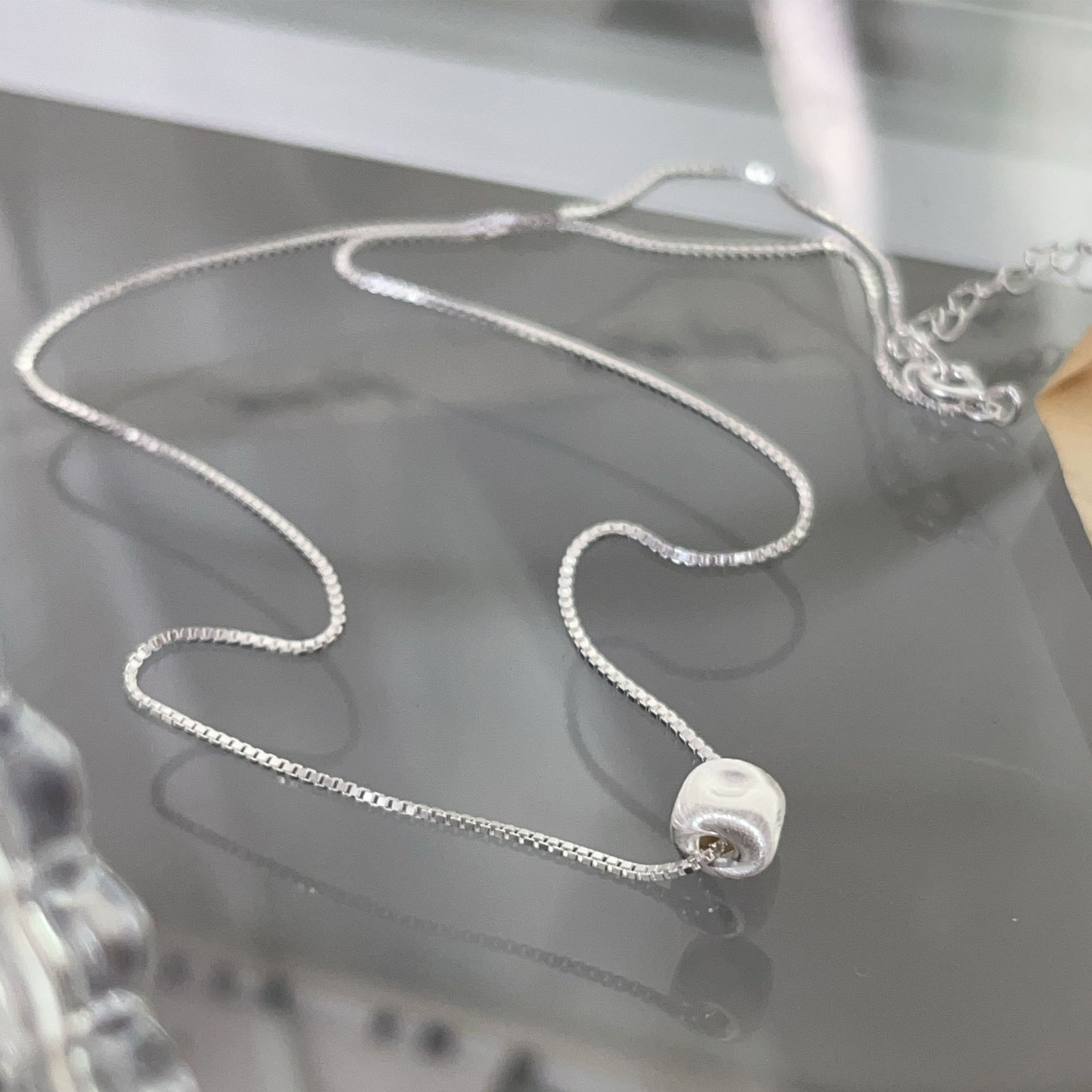 A cold and elegant silver sugar cube necklace, a women's light luxury necklace, versatile, fashionable and simple collarbone chain accessory Specification drawing