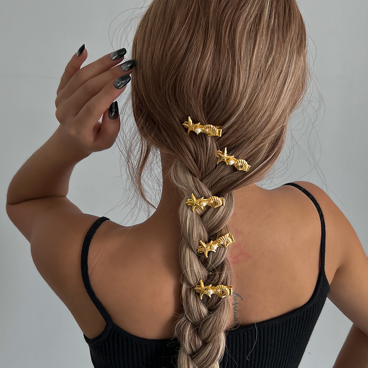 New high-end and niche ocean-style alloy headwear for summer in Europe and America, featuring large scallop texture and striped hair clips for women details Picture